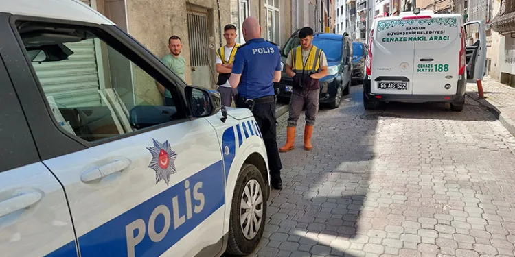 Apartmana yayılan koku yaşlı adamın öldüğünü ortaya çıkardı