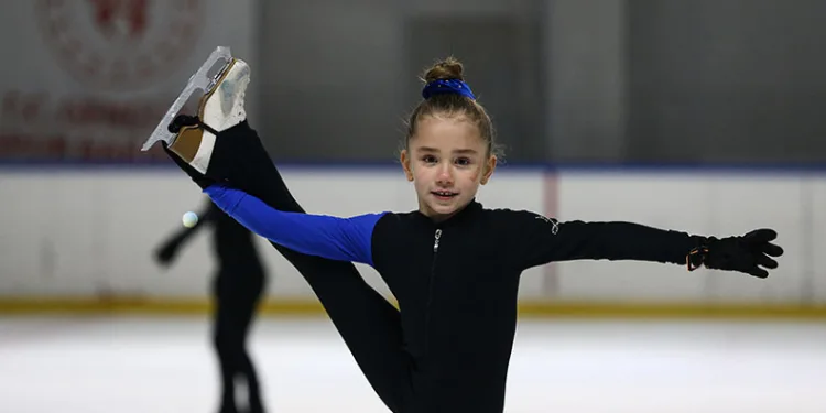 Bursa’nın tek buz pateni ve hokey salonu binlerce kişiye hizmet veriyor