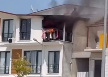 Bursa’da 3 katlı binanın çatı katı alevlere teslim oldu