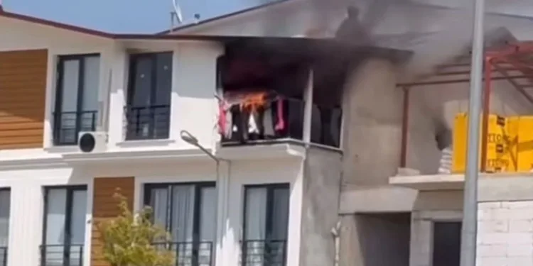 Bursa’da 3 katlı binanın çatı katı alevlere teslim oldu