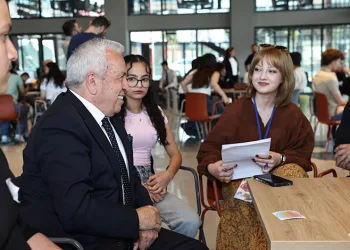 Şadi Özdemir Gençlik Bayramı’nda gençlerle buluştu