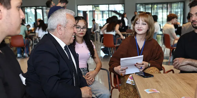 Şadi Özdemir Gençlik Bayramı’nda gençlerle buluştu