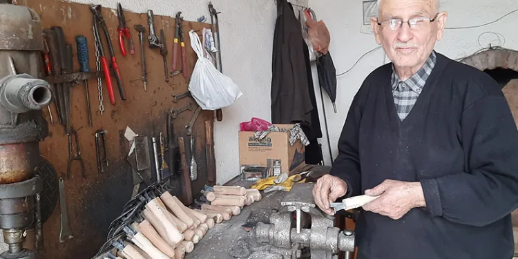 70 yıldır ‘hayvan tarağı’ imalatı yapıyor