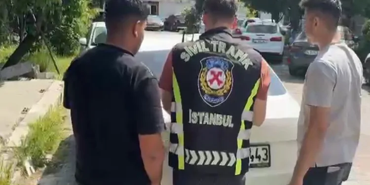 Kağıthane’de metrobüsün motor bölümü yandı, seferler kısa süre durduruldu