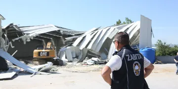 Onlar yapıyor, belediye yıkıyor