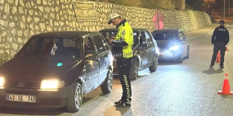 Kontrolden çıkan motosiklet refüje çarparken, sürücüsü ağır yaralandı
