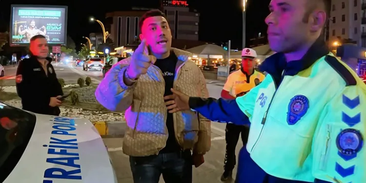 Kars’ta iki kamyonet çarpıştı: 3 yaralı