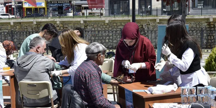 Bayburt’ta ‘Hipertansiyon Günü’ kapsamında vatandaşların tansiyonları ölçüldü