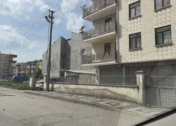 Bursa’da balkondan düşen çocuk yaralandı