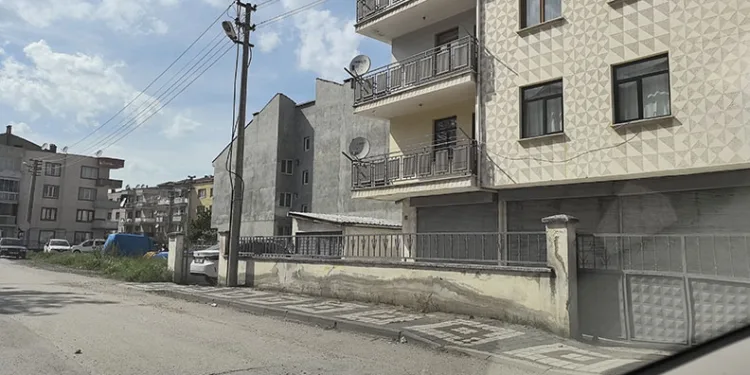 Bursa’da balkondan düşen çocuk yaralandı