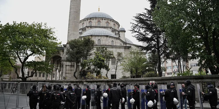Beşiktaş ve Şişli’den Taksim’e izinsiz yürümek isteyen gruba müdahale