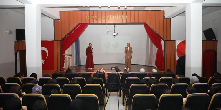 İnegöl’deki öğrencilere dijital güvenlik semineri