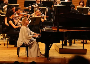Nilüfer Senfoni Orkestrası ilk konserinde Gülsin Onay’ı ağırladı