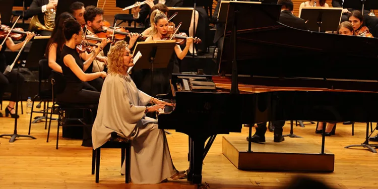 Nilüfer Senfoni Orkestrası ilk konserinde Gülsin Onay’ı ağırladı