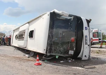 Konya’da yolcu otobüsü devrildi