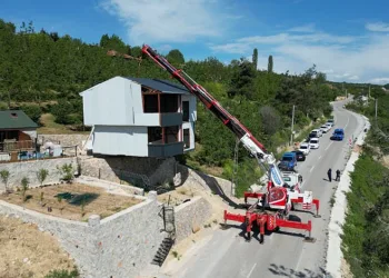 Evi yıkımdan vinçle kurtaran kişi konuştu