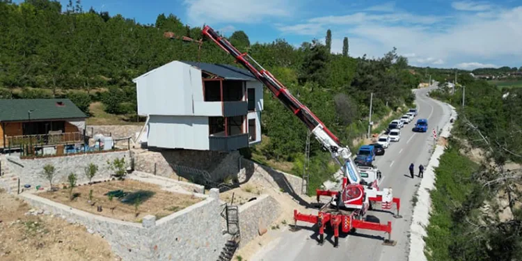 Evi yıkımdan vinçle kurtaran kişi konuştu