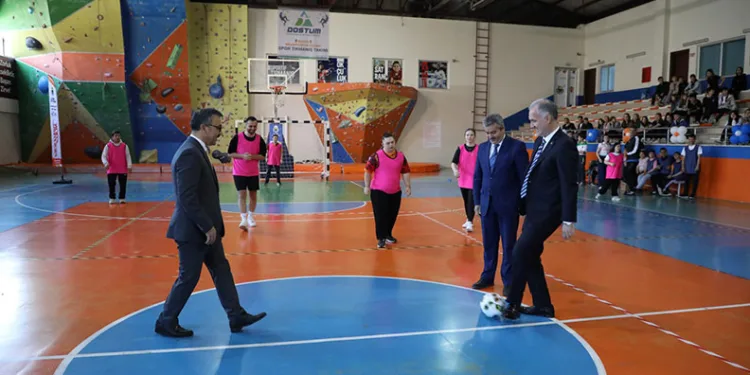 Engeller sahada aşıldı, futsal turnuvasında dostluk kazandı