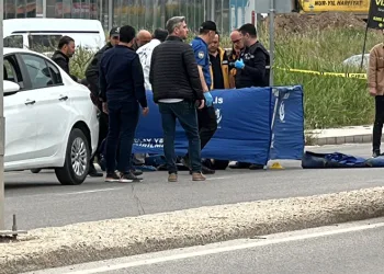 Boşanma aşamasındaki eşini kafasından silahla vurarak öldürdü