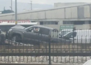 Bursa’da kontrolden çıkan araç durağa daldı