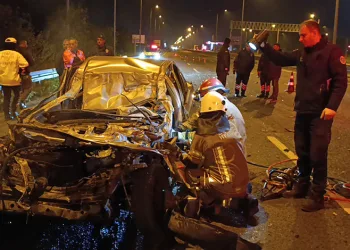 Otomobil kamyonun altına girdi, sürücü ağır yaralandı