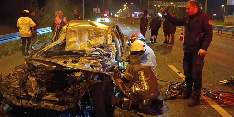 Otomobil kamyonun altına girdi, sürücü ağır yaralandı