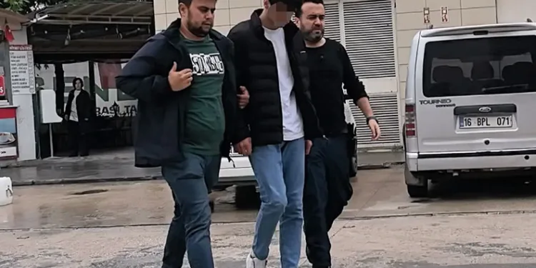 Bursa’da arkadaşıyla şakalaşan genç bıçaklanarak yaralandı