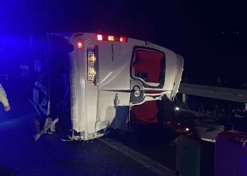 Soma’da servis minibüsü devrildi: 1 ölü, 13 yaralı
