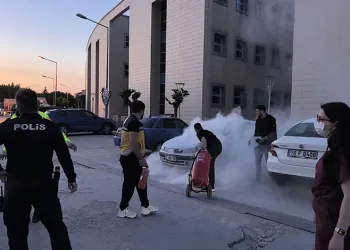 Hastane otoparkında park halindeki araç alevlere teslim oldu