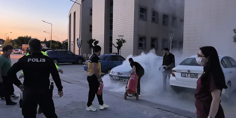 Hastane otoparkında park halindeki araç alevlere teslim oldu