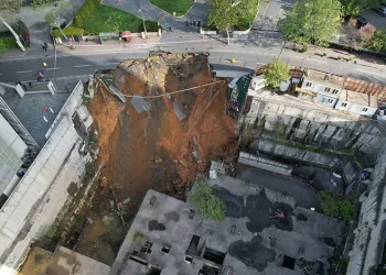 İstanbul Sarıyer’de yol çöktü: Cadde trafiğe kapatıldı