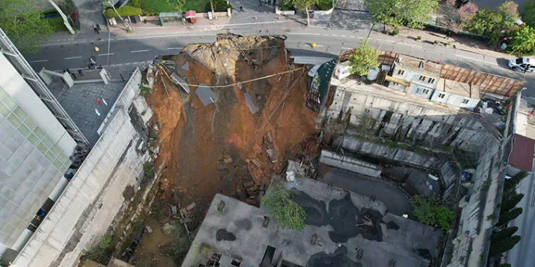 İstanbul Sarıyer’de yol çöktü: Cadde trafiğe kapatıldı