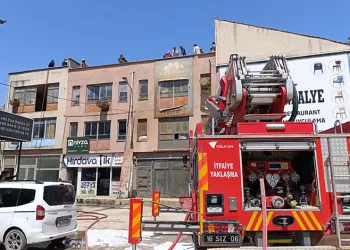 Bursa’da mobilya imalathanesinde yangın