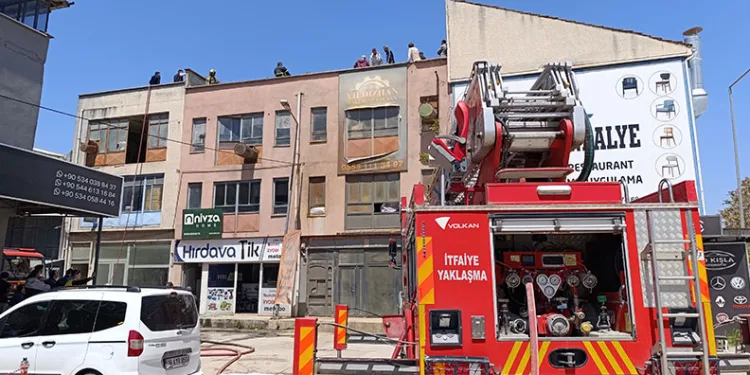 Bursa’da mobilya imalathanesinde yangın