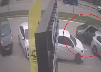 Bursa’da el freni çekilmeyi unutulan araç kazaya böyle karıştı