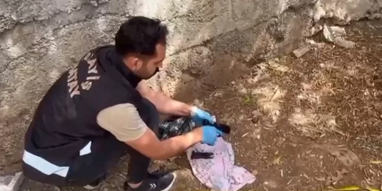 Polislerin dikkati poşette saklanmış tabancayı ortaya çıkardı