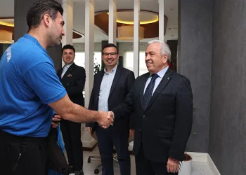 Hentbolcular başarılarını Başkan Şadi Özdemir’le paylaştı
