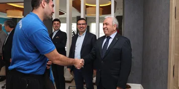 Hentbolcular başarılarını Başkan Şadi Özdemir’le paylaştı