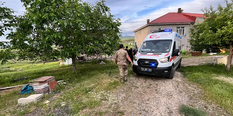 Elazığ’da traktörün altında kalan kişi yaralandı