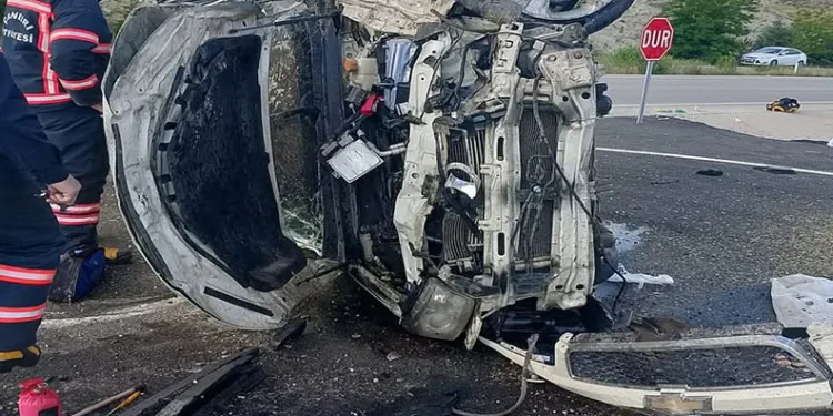 Kars’ta iki kamyonet çarpıştı: 3 yaralı