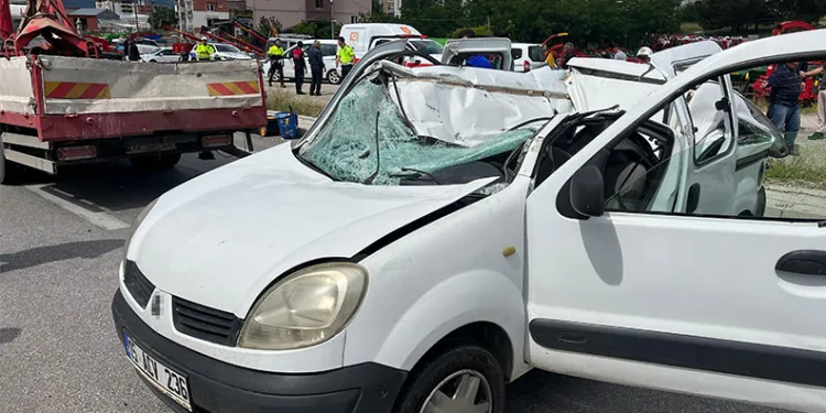 Ehliyetsiz sürücü kaldırıma çarpıp takla attı ardından kamyonete çarptı :3 yaralı