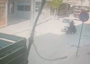 Bursa’da otomobille çarpışan motosikletli yaralandı