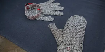 Acemi kasaplardan el kesilmelerine çelik eldiven çözümü