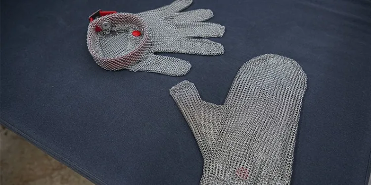 Acemi kasaplardan el kesilmelerine çelik eldiven çözümü