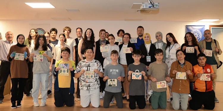 “Senin de Üniversiten” projesinin ilk konukları işitme engelli minikler oldu