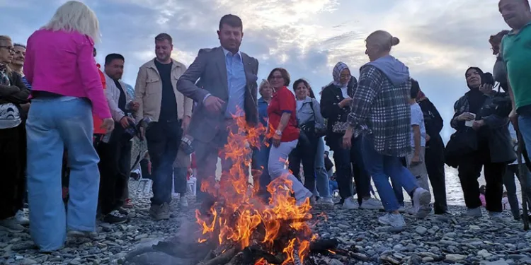 Hıdırellez ateşi sahilde yandı