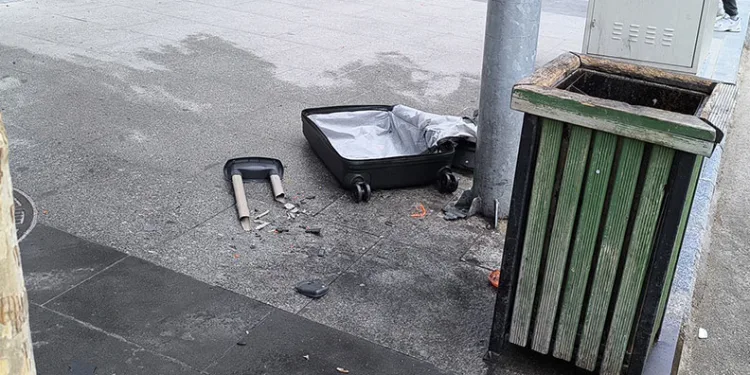 Telefondaki sahte polisten, yanındaki gerçek polis sayesinde kurtuldu
