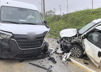 Bursa’da minibüs ile hafif ticari araç çarpıştı: 13 yaralı