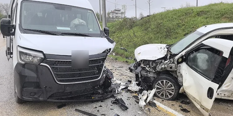 Bursa’da minibüs ile hafif ticari araç çarpıştı: 13 yaralı
