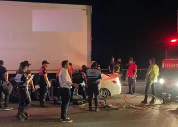 Otomobil, park halindeki TIR’ın altına girdi: 2 ölü